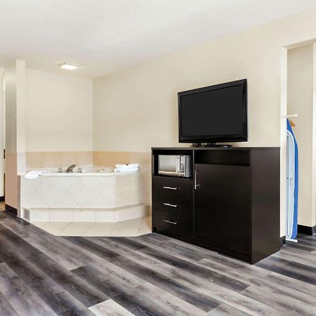 Super 8 By Wyndham Clinton Exterior foto