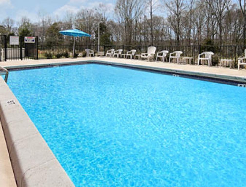 Super 8 By Wyndham Clinton Facilidades foto