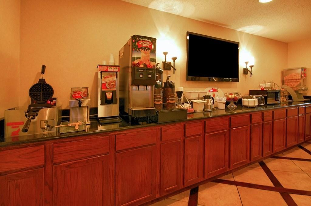 Super 8 By Wyndham Clinton Exterior foto